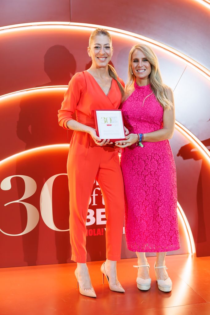 La periodista Angie Rigueiro entrega el premio a Mariola Valladares, directora de Gran Hotel Miramar Resort & Spa, Málaga.