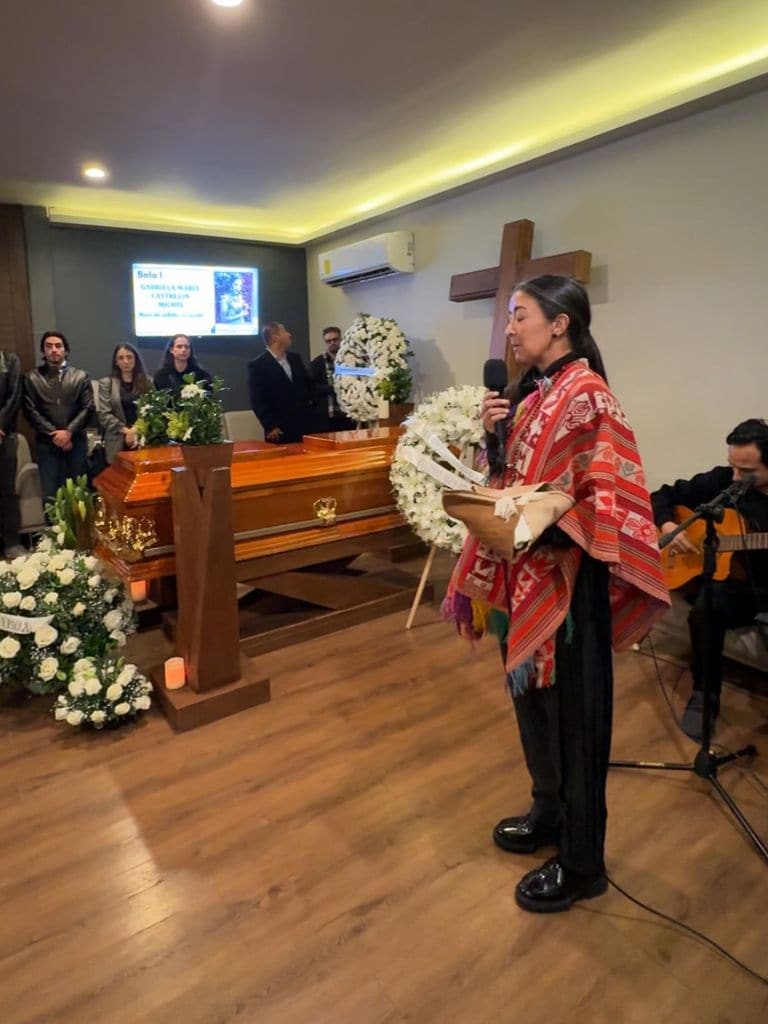 Aislinn Derbez compartió esta foto del funeral de su madre, Gabriela Michel.