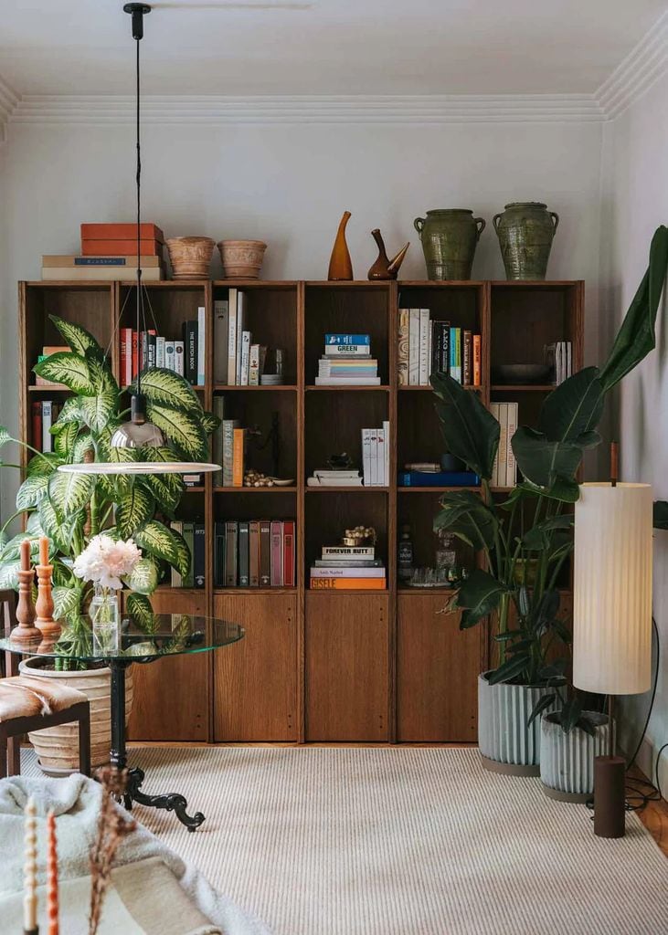 Estantería de madera con libros y objetos decorativos