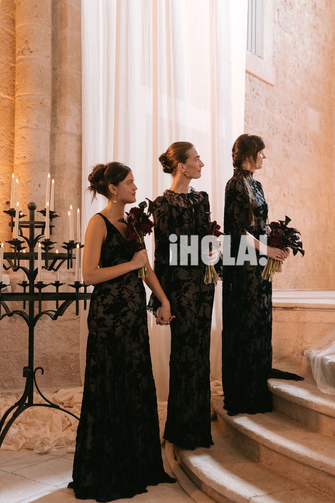 Las tres damas de honor de negro