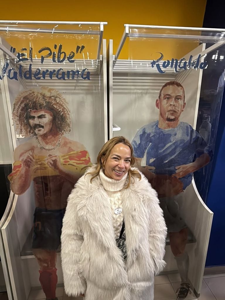Adamari posó frente a la memorabilia del estadio 