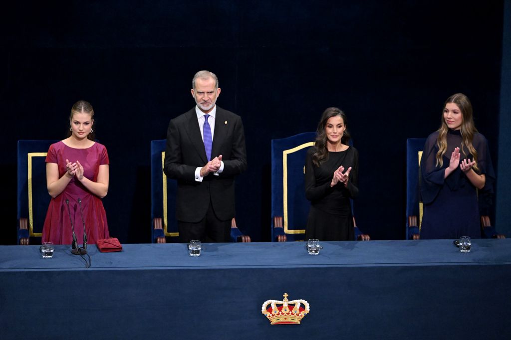 La princesa Leonor, el rey Felipe VI, la reina Letizia y la princesa Sofía, sobre el escenario durante la ceremonia de entrega de los Premios Princesa de Asturias 2026