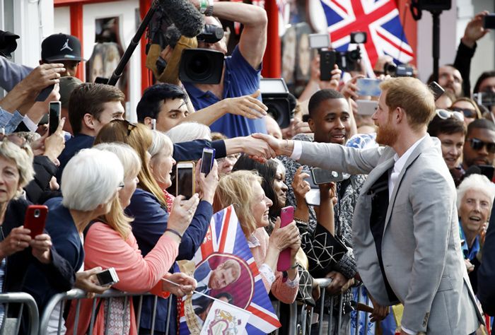 El príncipe Harry se da un baño de multitudes en las horas previas a su gran día con Meghan Markle