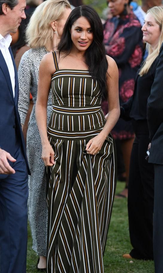 meghan markle con maxi vestido estampado a rayas