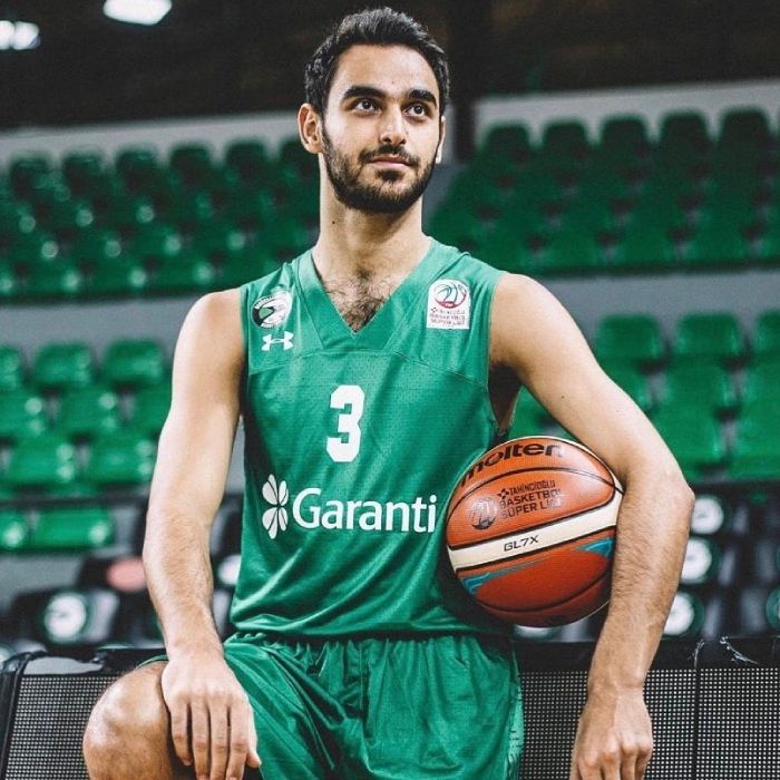 ¿Está enamorada Hande Erçel de un jugador de baloncesto?