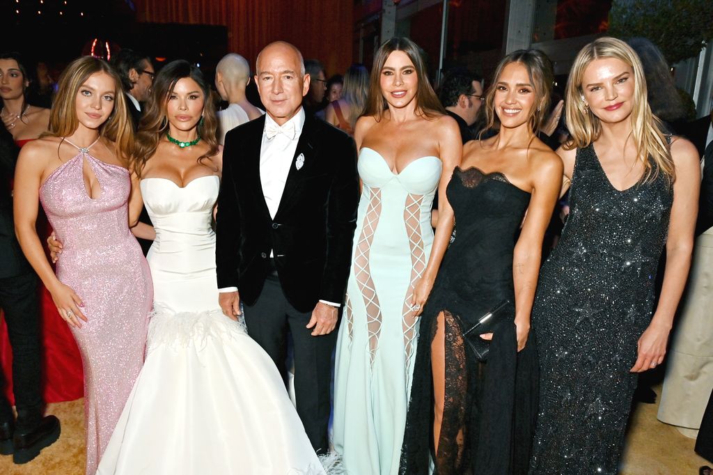 Sydney Sweeney, Lauren Sánchez, Jeff Bezos, Sofía Vergara, Jessica Alba and Kelly Sawyer Patricof attend the 2025 Vanity Fair Oscar Party Hosted By Radhika Jones at Wallis Annenberg Center for the Performing Arts on March 02, 2025 in Beverly Hills, California. (Photo by Dave Benett/VF25/WireImage for Vanity Fair)
