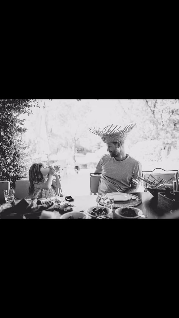 El príncipe Harry es un papá amoroso que participa activamente en la crianza de sus hijos.