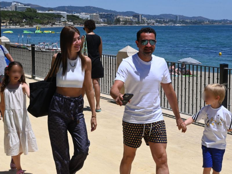 La familia de Xavi Hernández de vacaciones en la Costa del Sol 