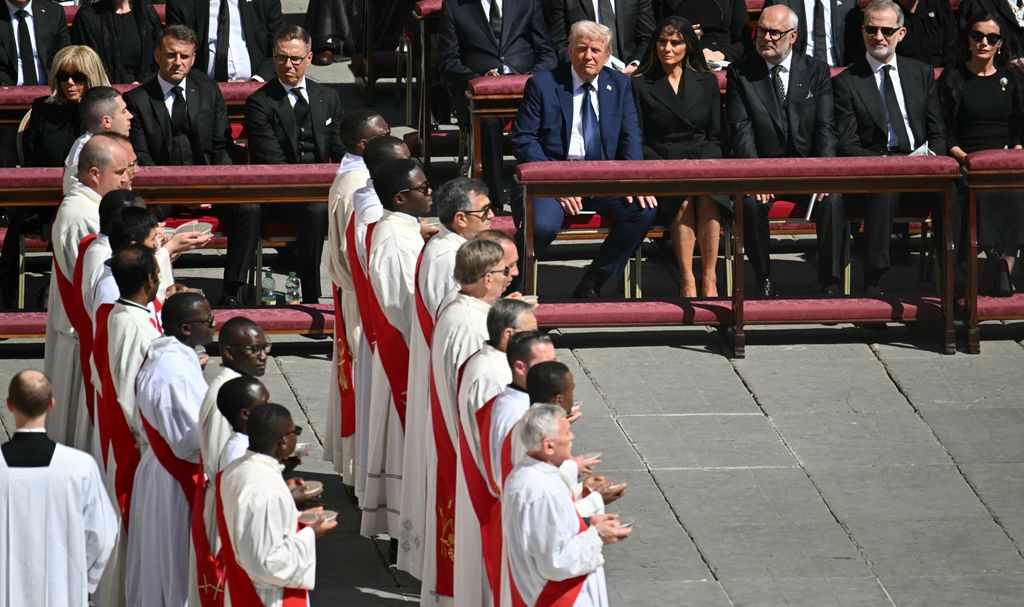       Donald Trump, Melania Trump, rey Felipe, reina Letizia en el funeral del Papa Francisco