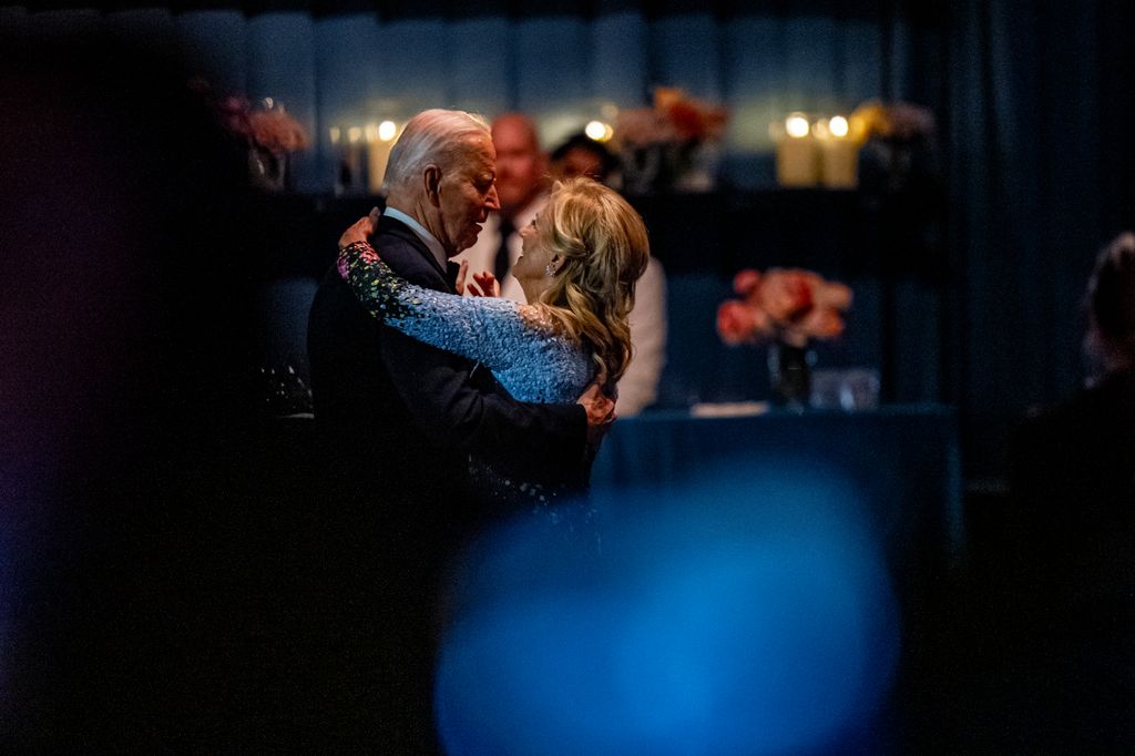 Plano medio de Joe y Jill Biden bailando durante una cena en la Casa Blanca
