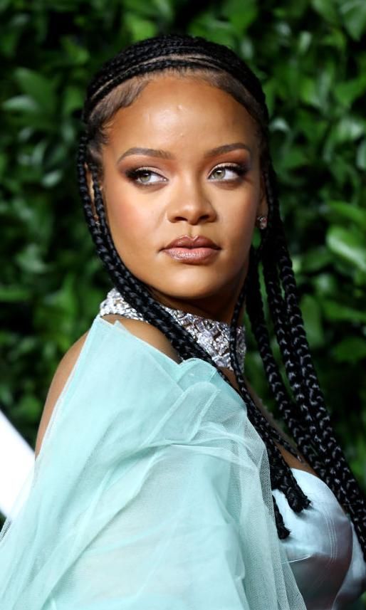 rihanna con maquillaje natural y peinado de trenzas