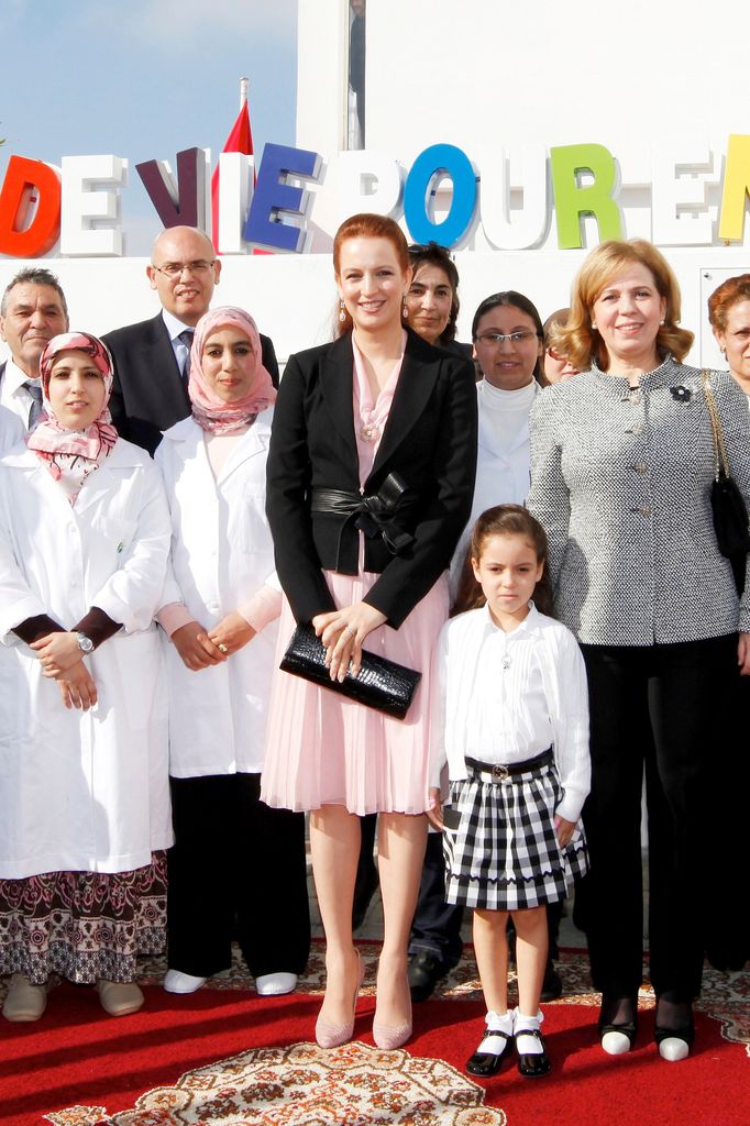 Plano entero de Lalla Khadija y su madre Lalla Salma en la apertura de la Casa de los Niños en Casablanca en 2013