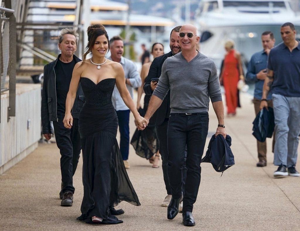 Lauren Sánchez y Jeff Bezos son captados durante un paseo rumbo a la cena en Cannes. La pareja se dirigía a la Global Gift Gala, donde Lauren fue homenajeada por su trabajo filantrópico.