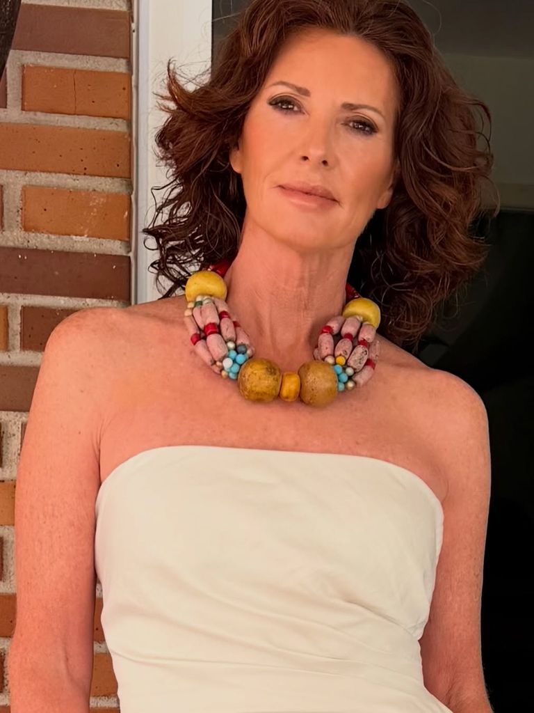 Verónica Mengod con look de invitada de boda de firma española.