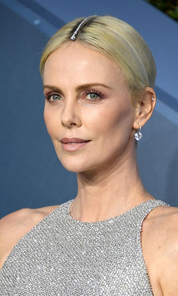 charlize theron luce un brazalete de diamantes en su cabello