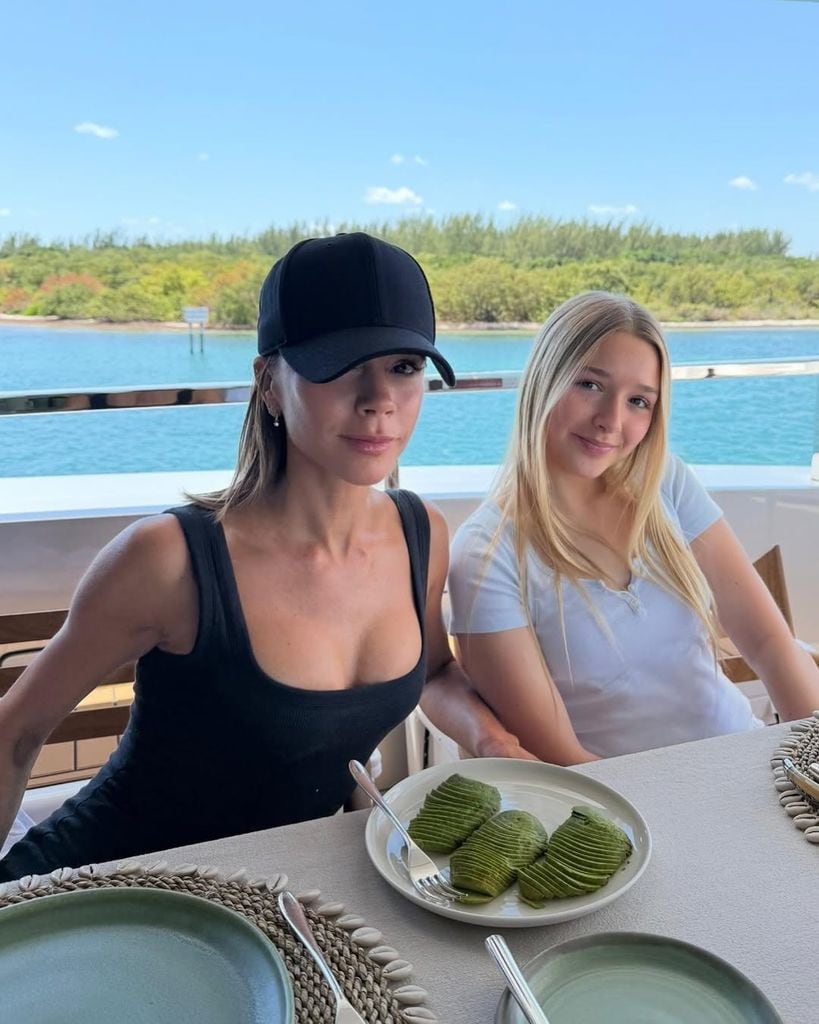 Victoria Beckham junto a su hija Harper en sus vacaciones de verano