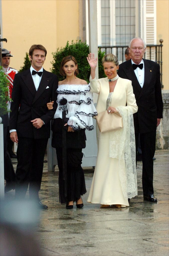 Al izquierda de la imagen, el fallecido Víctor Manuel de Saboya y su mujer, Marina Doria, junto a su hijo, el príncipe Manuel Filiberto de Saboya, y la esposa de este, la actriz francesa Clotilde Courau, en Madrid durante la boda de los entonces príncipes de Asturias don Felipe y doña Letizia
