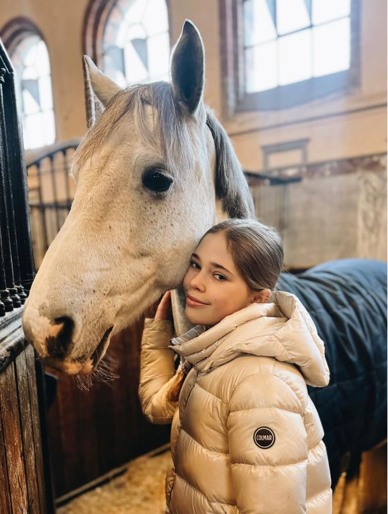 Leonore junto a su caballo en la felicitación de cumpleaños de este año