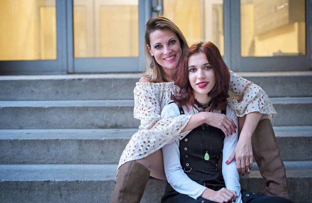 Madre con su hija adolescente
