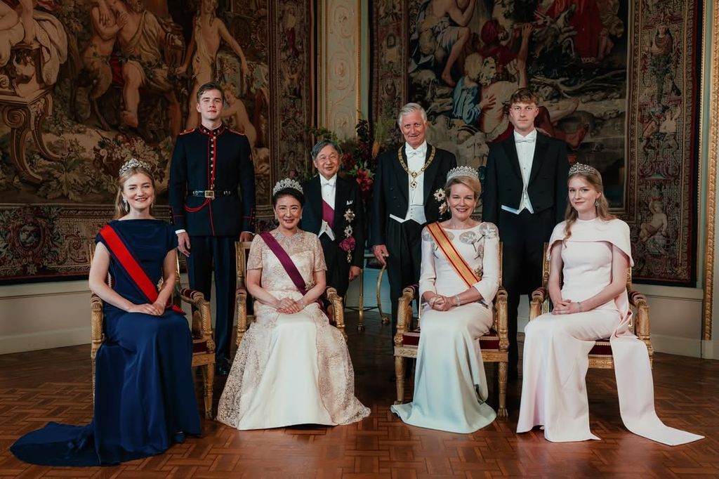 Cuatro mujeres con tiaras y tres hombres en trajes, incluyendo al Príncipe Naruhito y la Princesa Masako, posan formalmente.