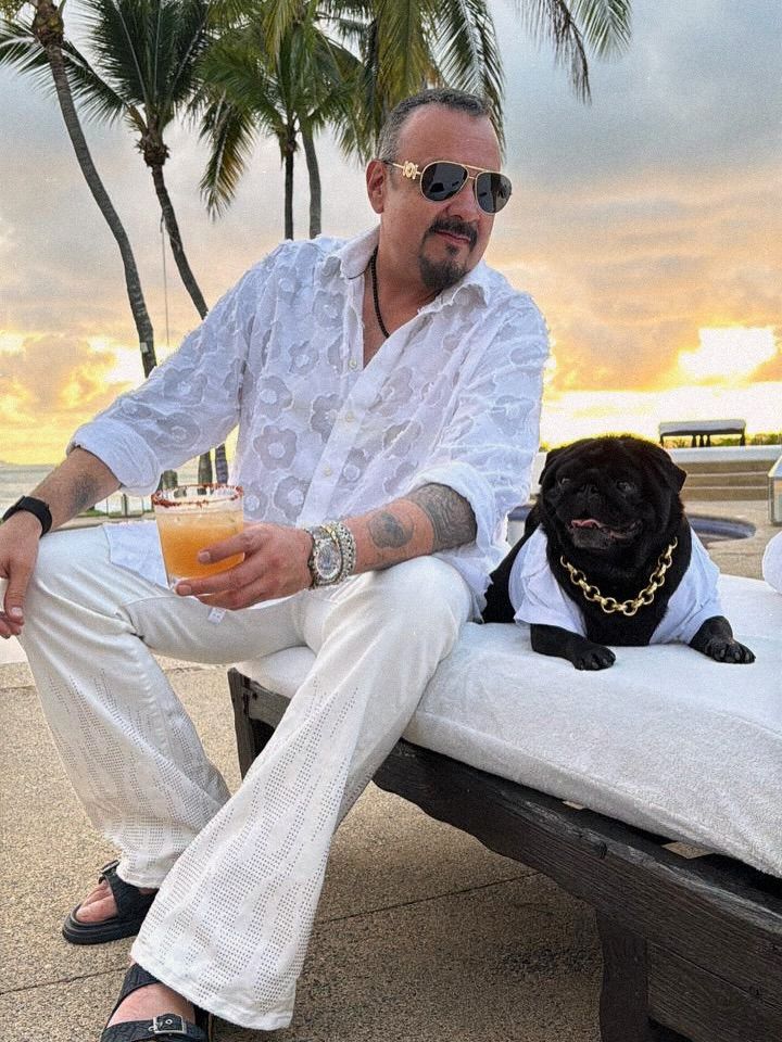 Pepe Aguilar con su adorado Gordo, quien lució un outfit muy chic, con una cadena y una guayabera.
