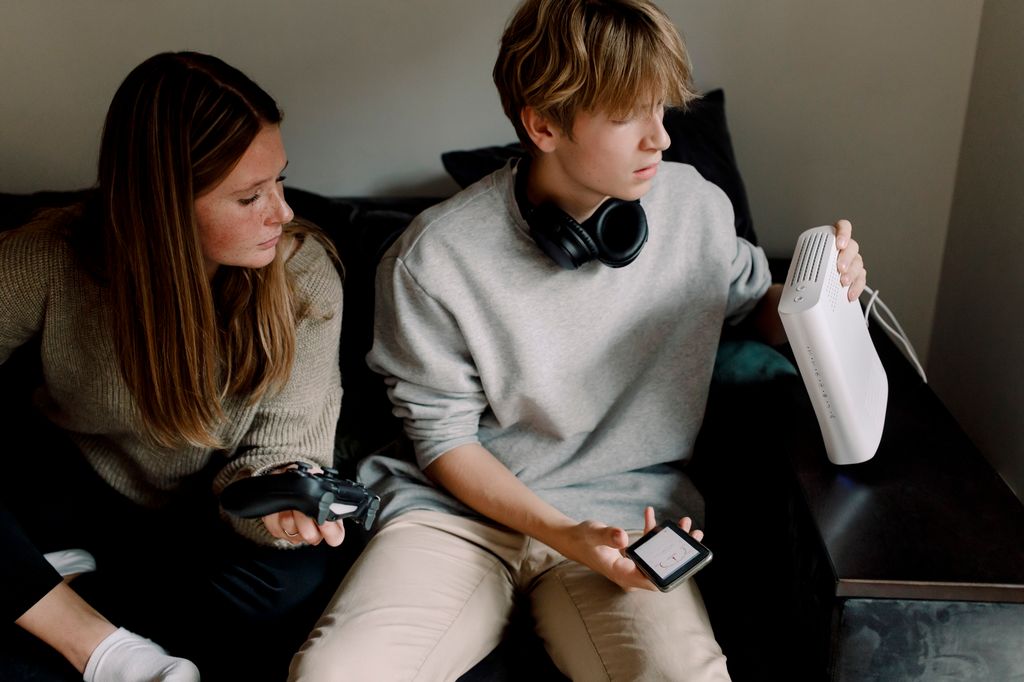 Pareja de adolescentes comprobando el router 