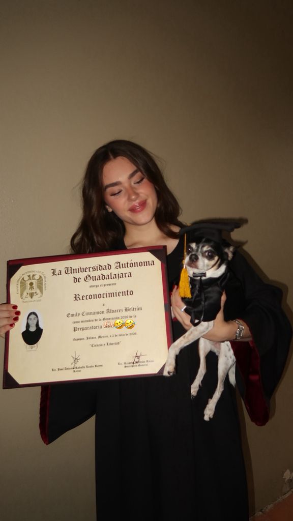 Emily posó con su diploma despué sde la graduación