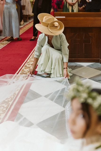 Look de invitada de boda de dos piezas con tocado