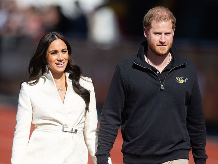 El príncipe Harry camina de la mano de Meghan Markle 