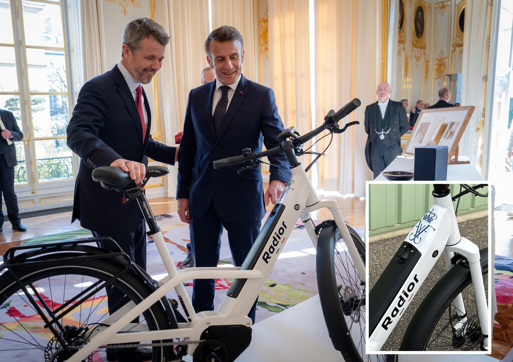 El presidente francés entrega al rey Federico la bicicleta que Radior diseñó especialmente para esta visita de Estado