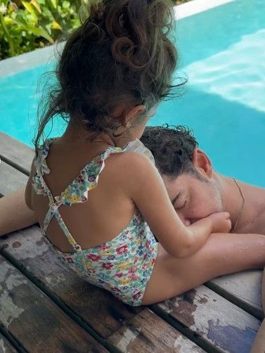 Bianca acaricia y hace mimos a su padre