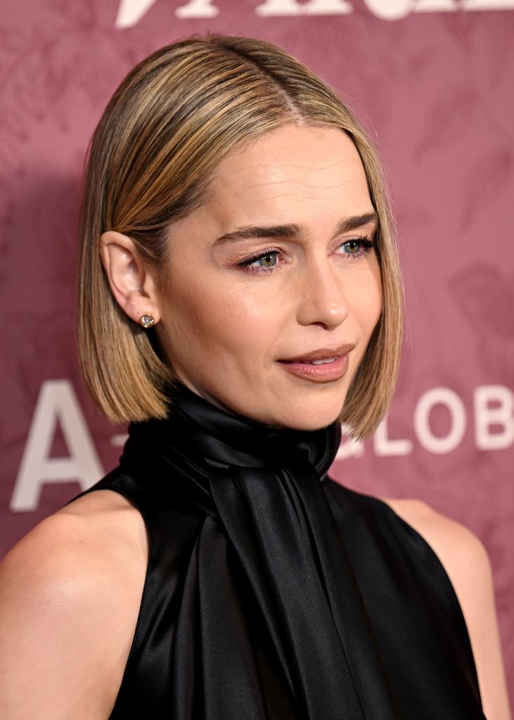  Emilia Clarke corte 'bob' recto y pulido 