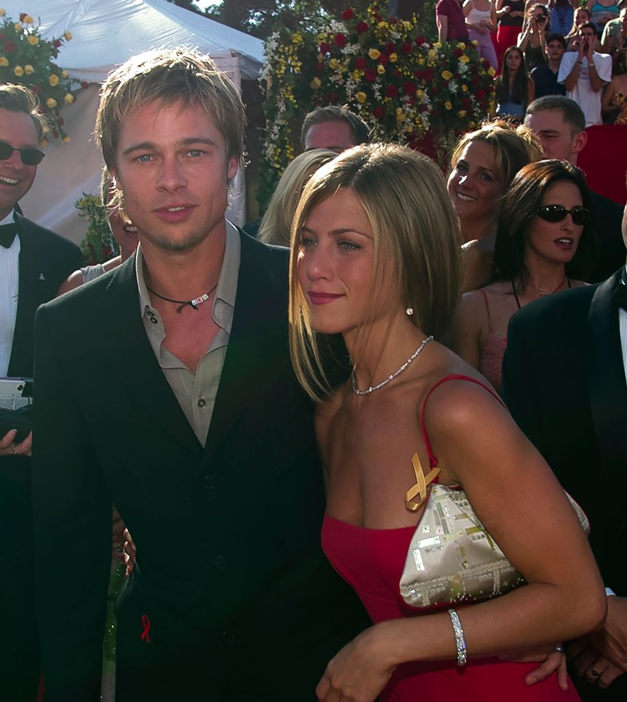 Jennifer Aniston, con vestido rojo de Prada, y Brad Pitt en los Premios Emmy, 2000.