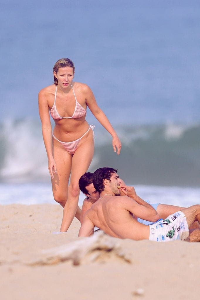 Apple Martin, quien lució guapísima en bikini, disfrutó de su día de playa junto a dos chicos.