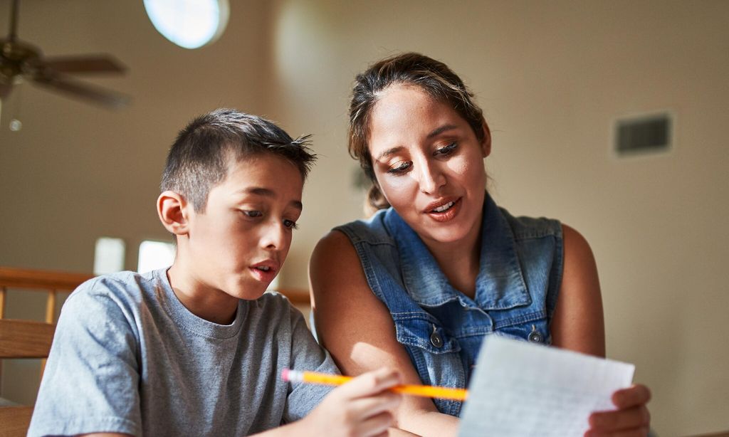 madre e hijo escribiendo carta