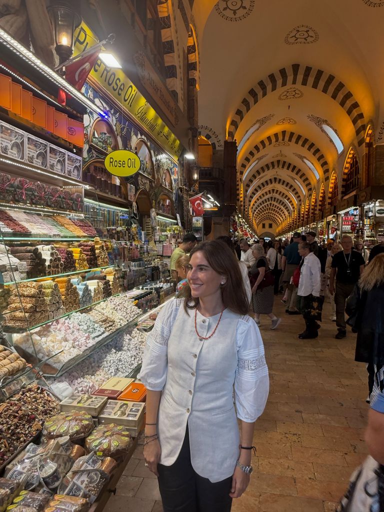 Lourdes Montes reaparece en Estambul con un look bicolor.