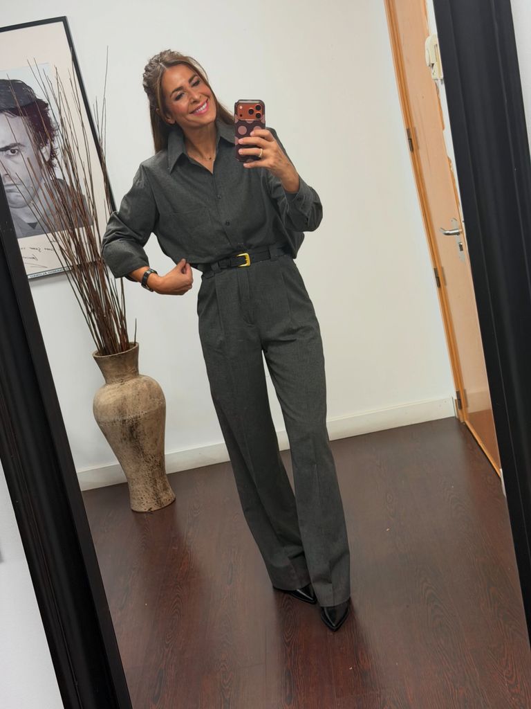 Nuria Roca con camisa y pantalones de Blanam