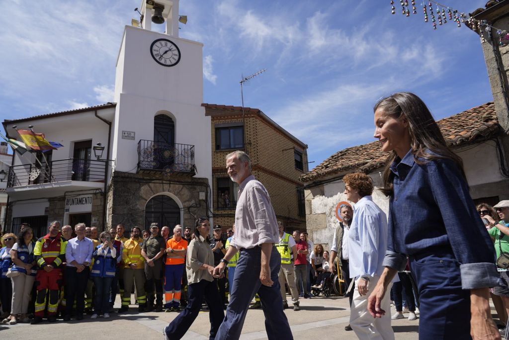 Los Reyes visitan Rebollar, Cabezabellosa y Hervás (Cáceres) para conocer los daños de los fuegos