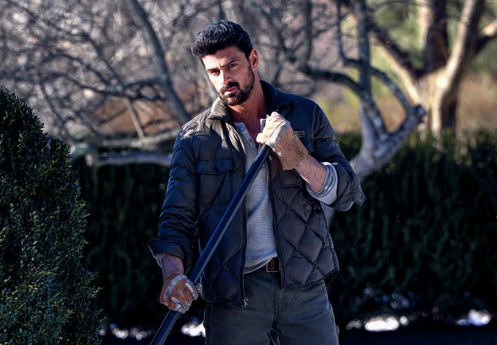 Enzo es el enigmático jardinero de la ostentosa propiedad