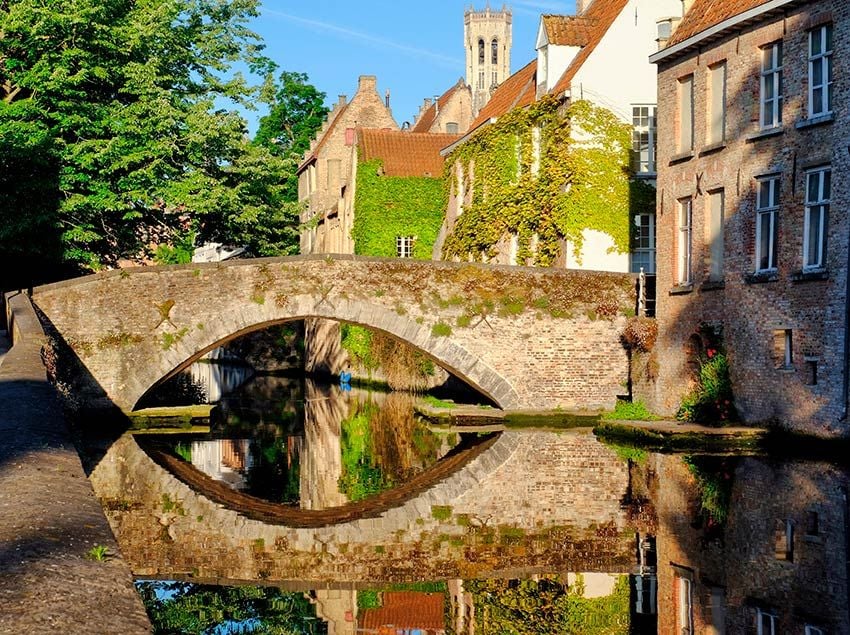Romántico canal Verde de Brujas