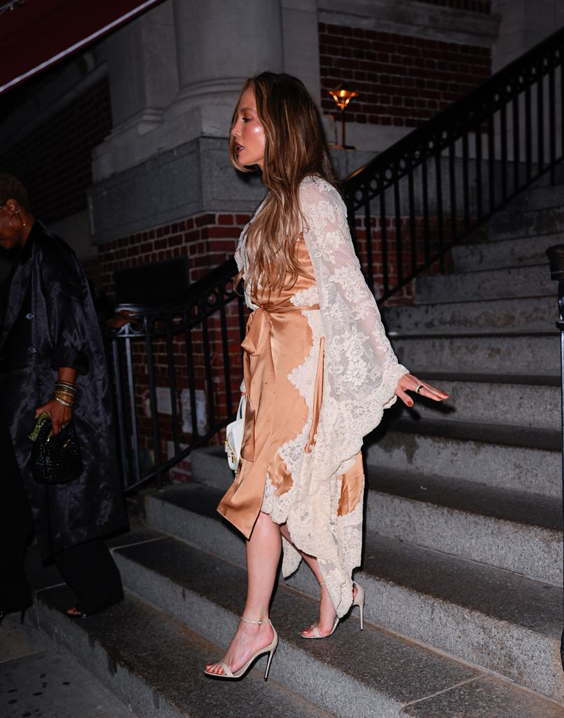 JLo llevó su melena en ondas sueltas. 