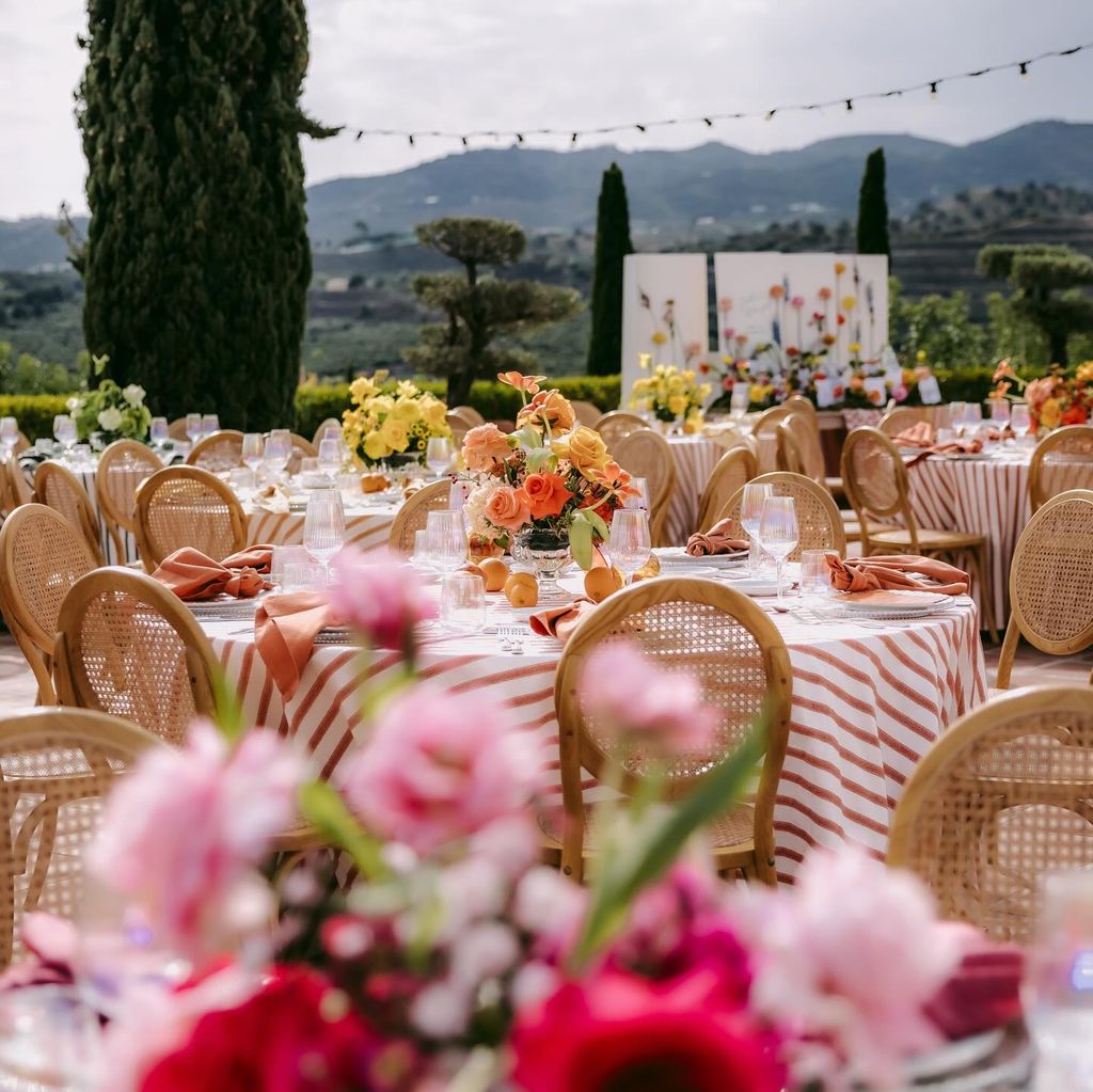 Decoración de bodas con manteles a rayas naranja