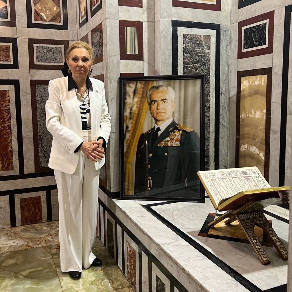 Farah Pahlavi ha compartido varias imágenes y textos con motivo del aniversario de la muerte de su marido. 