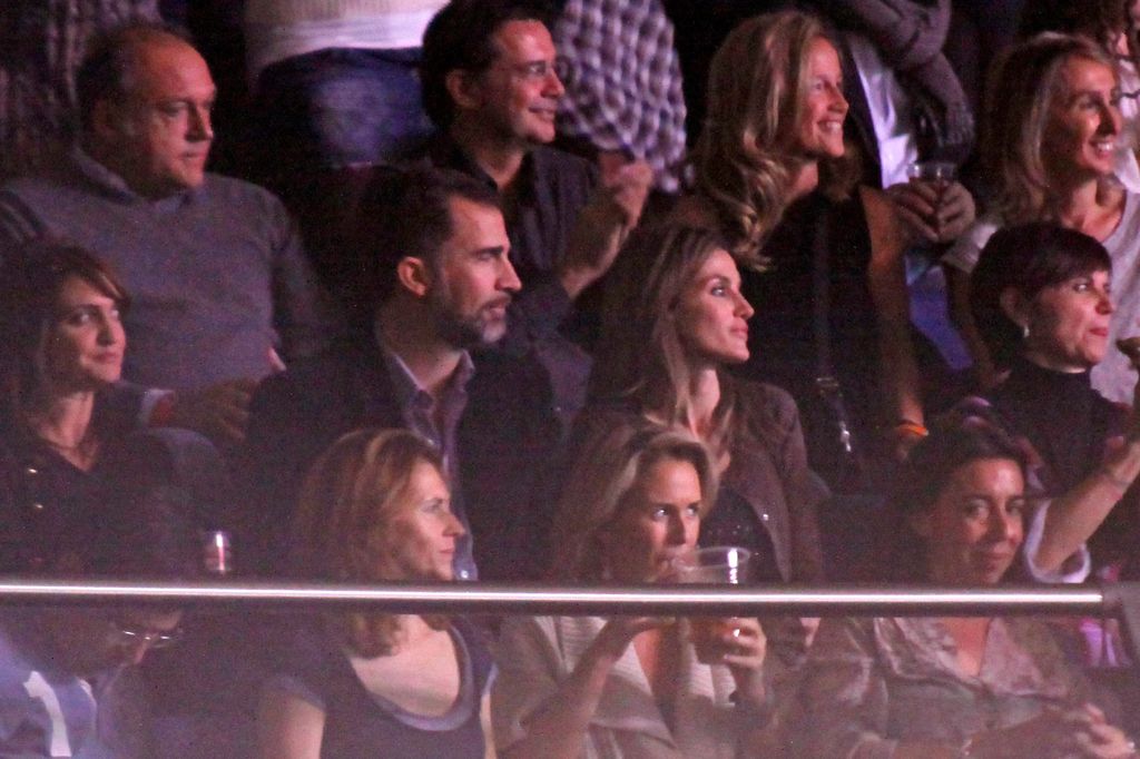 Plano medio de los reyes Felipe y Letizia en un concierto en Madrid en 2010