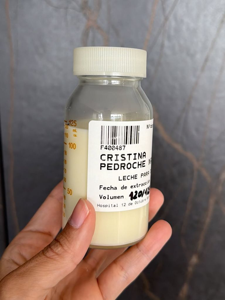 Bote de leche materna donado por Cristina Pedroche