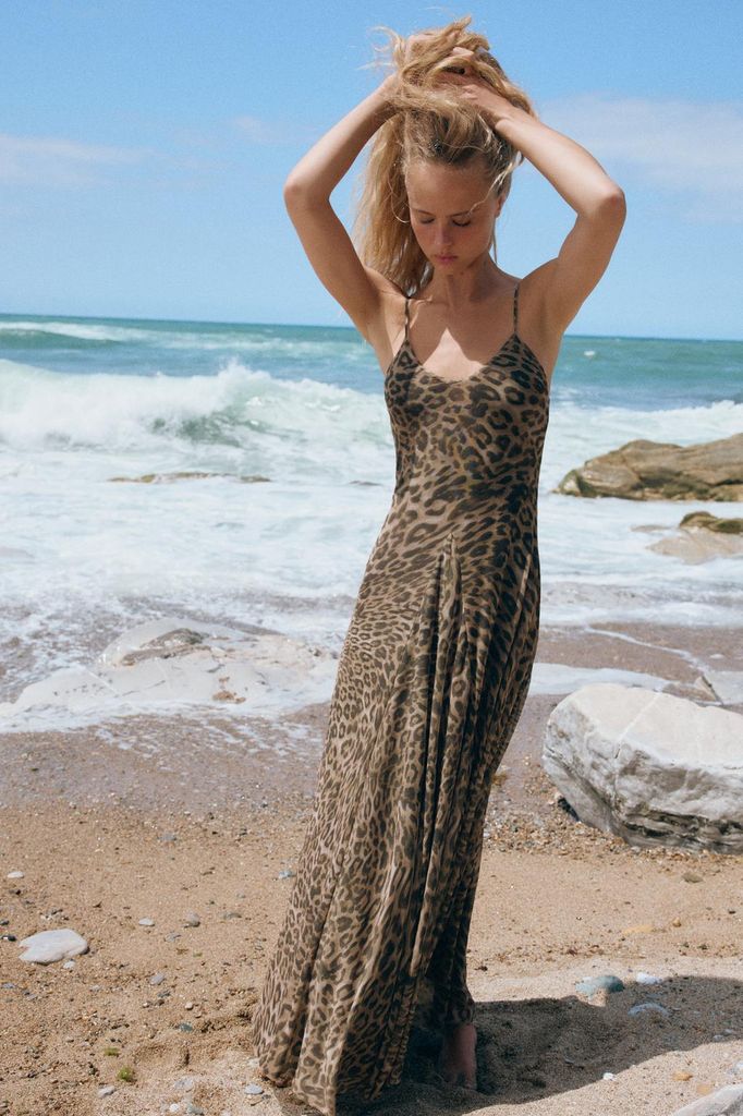 El vestido salvaje de Amelia Bono y su bañador con truco durante sus vacaciones en el sur