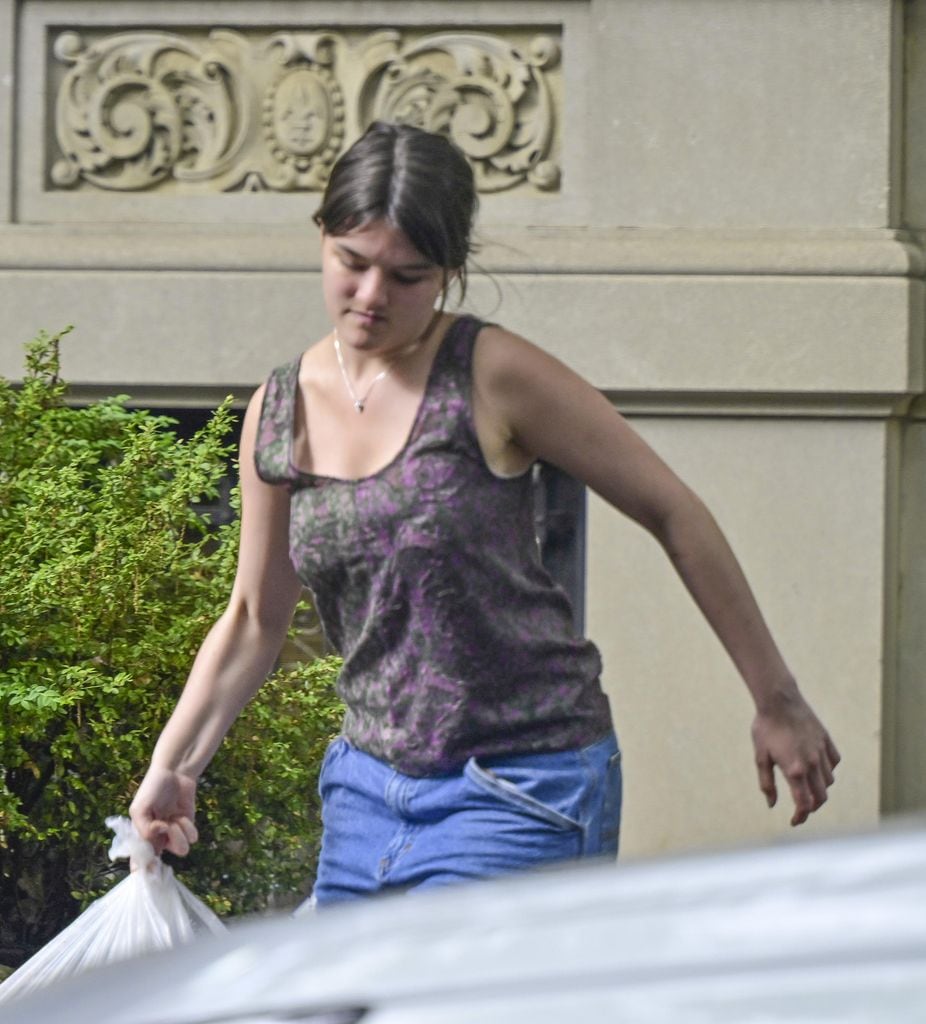 Suri Cruise volvió a la casa de su mamá, Katie Holmes, tras concluir su primer año en la universidad 