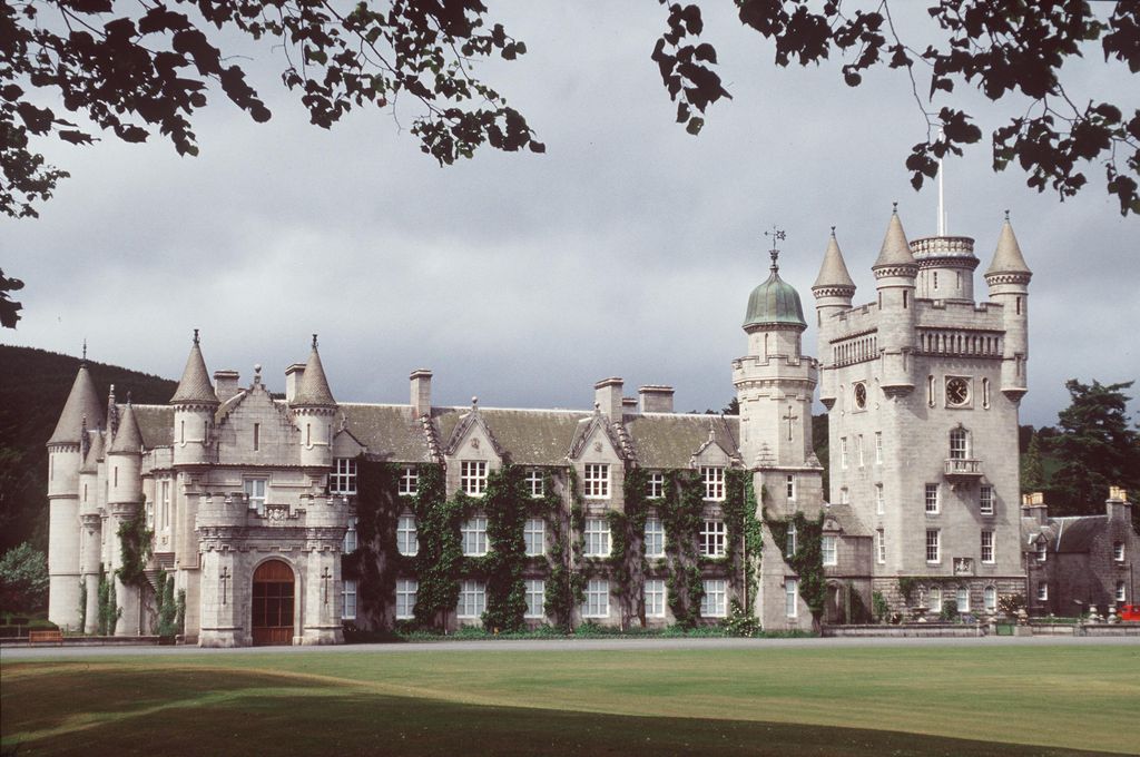 El castillo de Balmoral, situado en Aberdeenshire (Escocia, Reino Unido), es una emblemática propiedad de la Familia real británica y donde acuden todos los veranos los Windsor invitados por el soberano