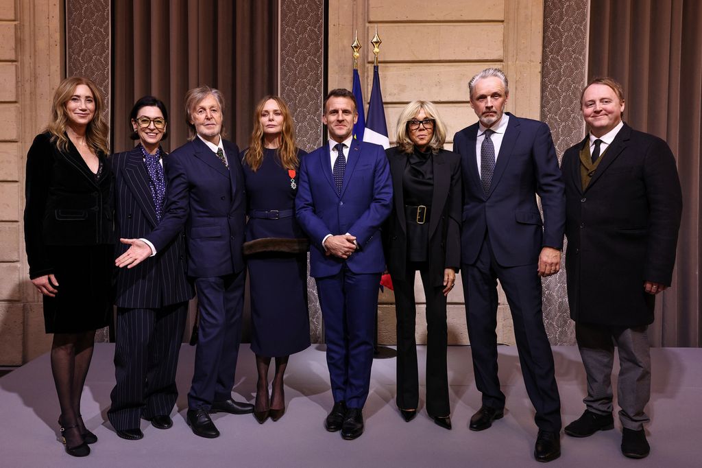 De izquierda a derecha: Nancy Shevell, Mary McCartney, Paul McCartney, Stella McCartney, Emmanuel Macron, Brigitte Macron, Alasdhair Willis