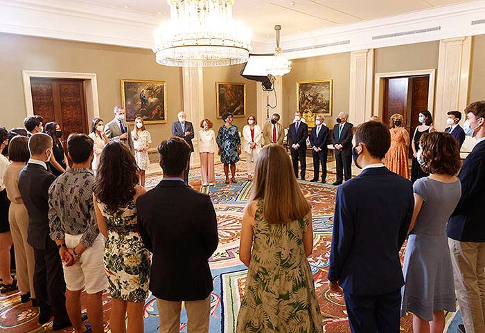La princesa Leonor con los alumnos becados de su promoción